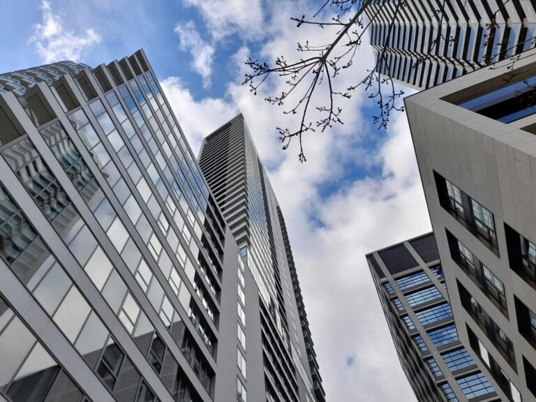 Ejecutivos peruanos trabajando en estrategias de sostenibilidad corporativa con enfoque ESG en un entorno empresarial moderno