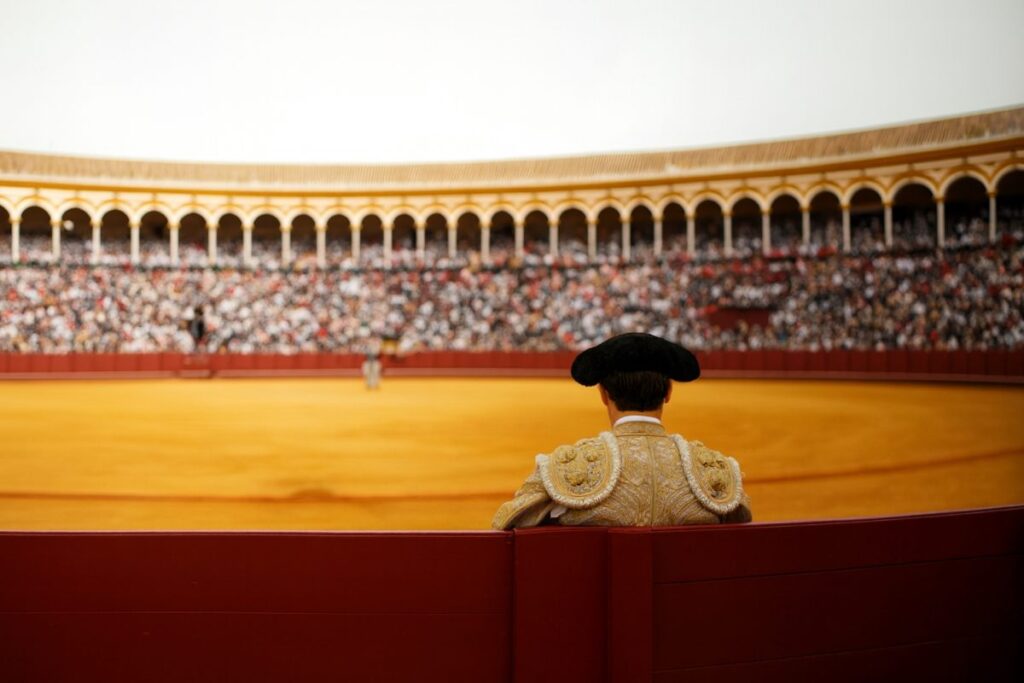 Escena teatral en Sevilla con luces dramáticas, representa el silencio en la cultura del espectáculo