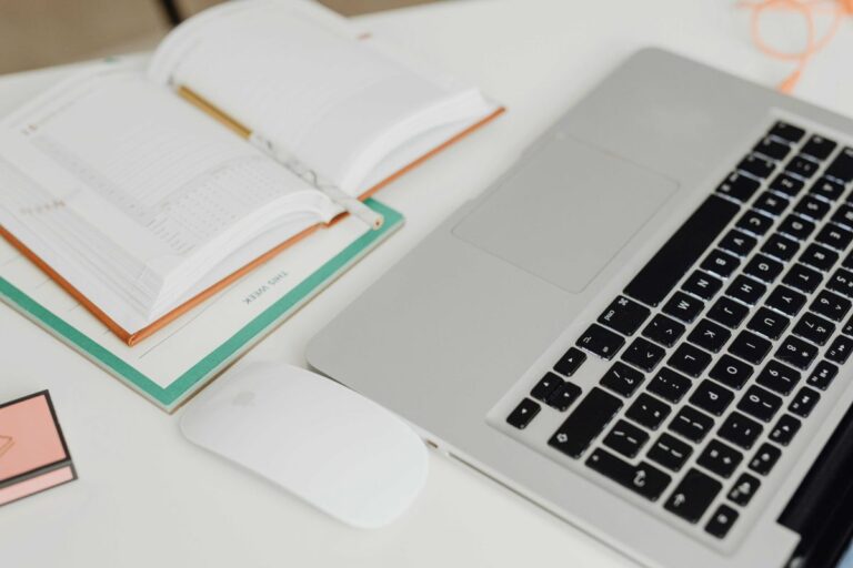 Emprendedora local utilizando herramientas creativas para diseñar identidad visual de su negocio desde casa