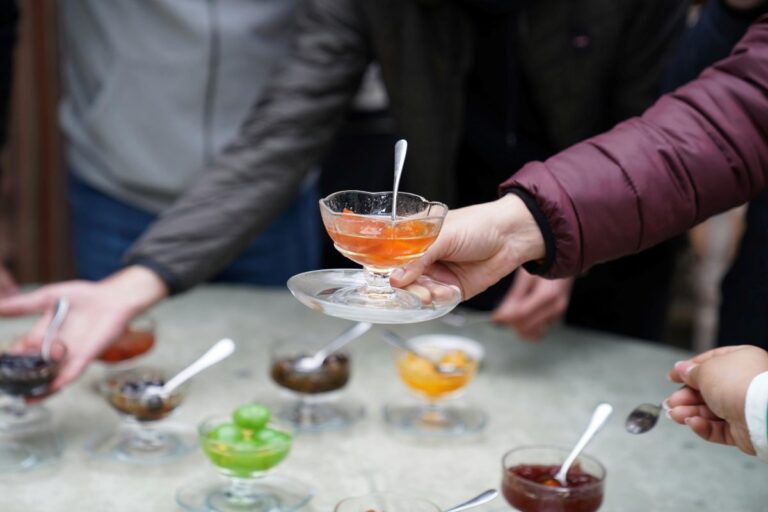 Fotografía editorial de un restaurante pequeño con cocina abierta y personal trabajando, ilustrando la informalidad laboral en gastronomía