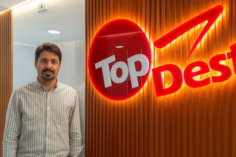 Oficina moderna donde un equipo refleja la cultura empresarial resiliente y enfocada en la excelencia