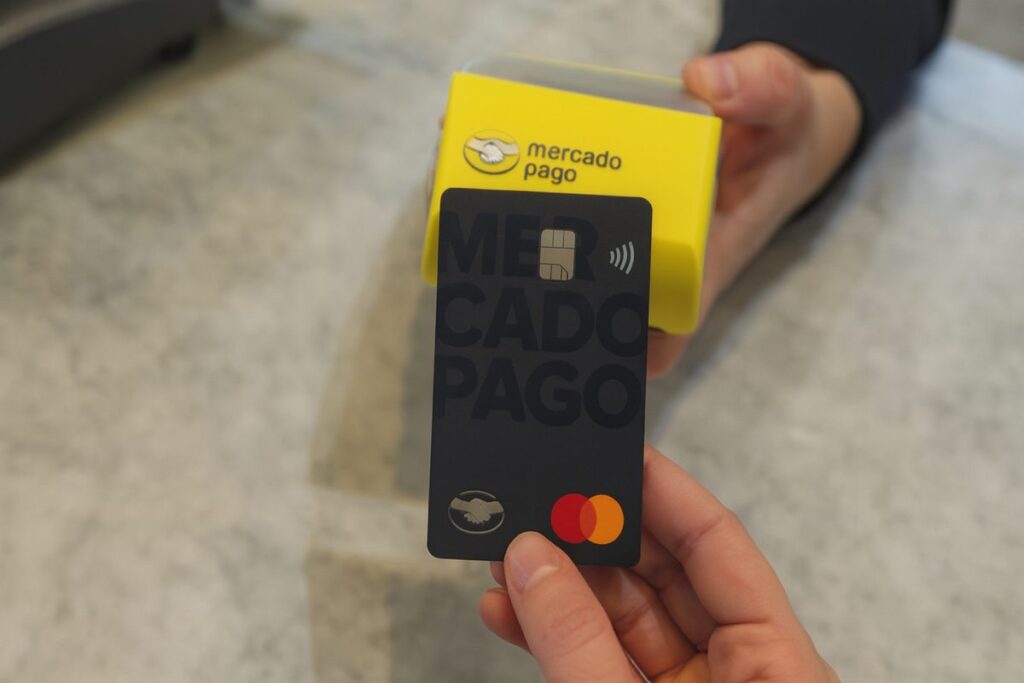 Centro logístico moderno con trabajadores y paquetes, representando la digitalización de pymes en México