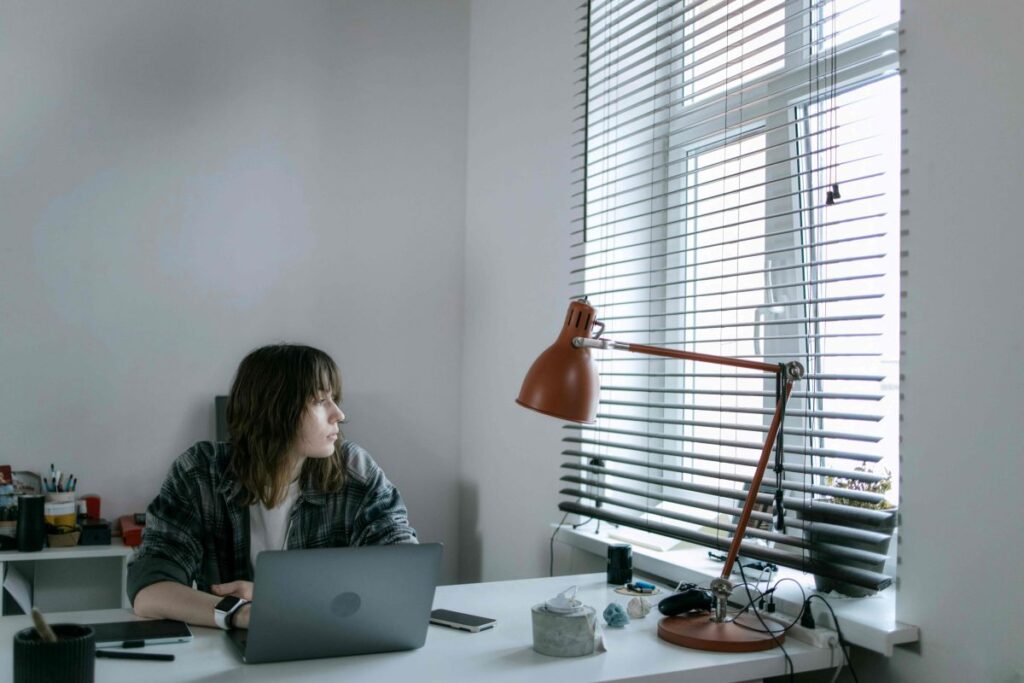 Ilustración editorial de oficina con empleados exhaustos trabajando de noche, destacando el modelo laboral 996