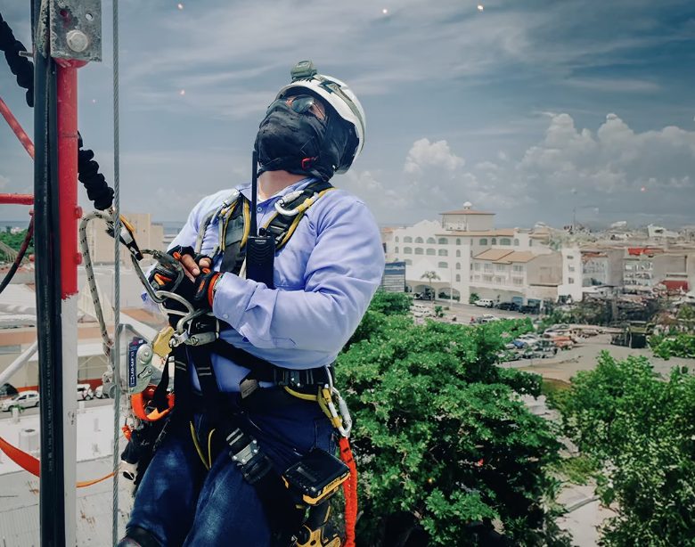 Colaborador de Seguritech que refleja la cultura laboral de la empresa.