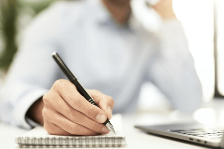 Alejandro Martínez Araiza presenta una iniciativa para regular inteligencia artificial y automatización en el trabajo.