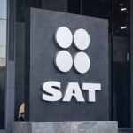 Fachada del SAT en México con señalización visible, relacionada con el Buzón Tributario