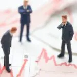 Inversores analizan volatilidad global con cambios en acciones, bonos y divisas internacionales