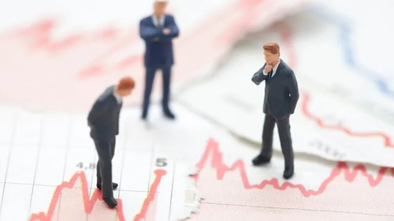 Inversores analizan volatilidad global con cambios en acciones, bonos y divisas internacionales