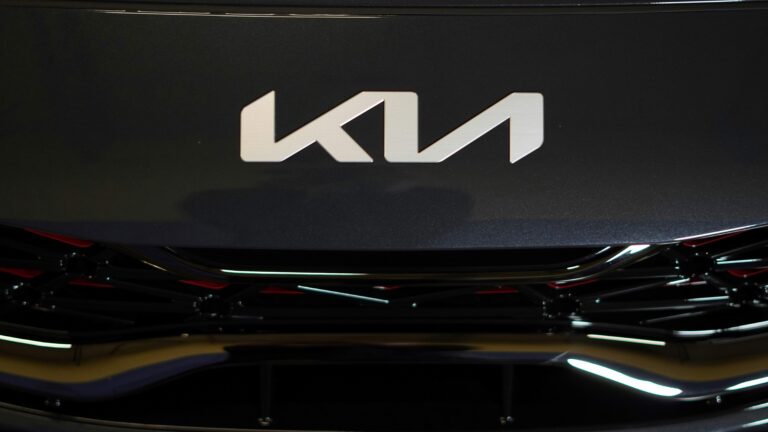 Planta de Kia México con trabajadores colaborando en un entorno laboral reconocido como Great Place to Work