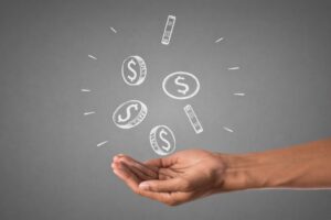 Mano extendida con íconos flotantes de dinero representando la cuesta de enero