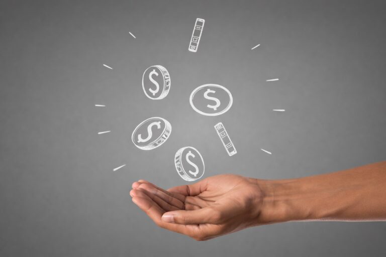 Mano extendida con íconos flotantes de dinero representando la cuesta de enero