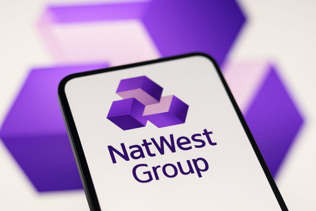 Fotografía del logotipo de NatWest Group en un smartphone, representando su inversión en fintech para pymes