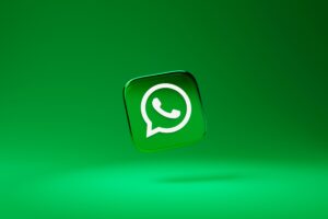 Smartphone con WhatsApp bloqueando chatbots de IA, símbolo de nueva regulación en Italia