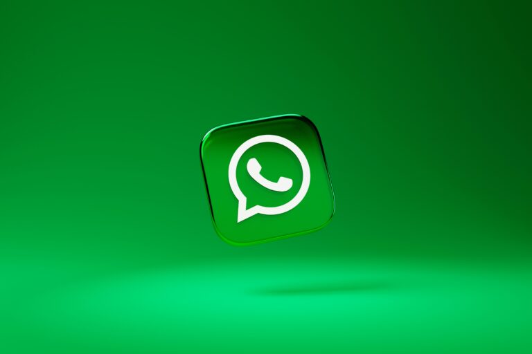Smartphone con WhatsApp bloqueando chatbots de IA, símbolo de nueva regulación en Italia