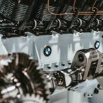 Vista panorámica de una planta automotriz moderna en Nuevo León con líneas de producción activas