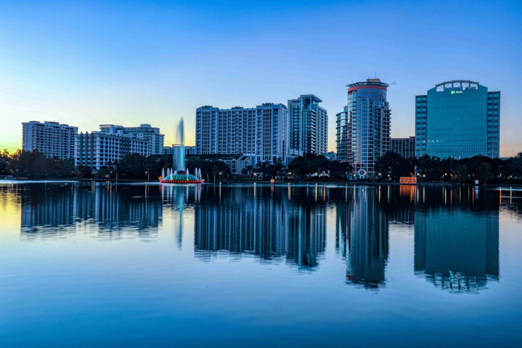 Skyline de Orlando con zonas empresariales modernas y talento joven en movimiento, crecimiento económico en Florida
