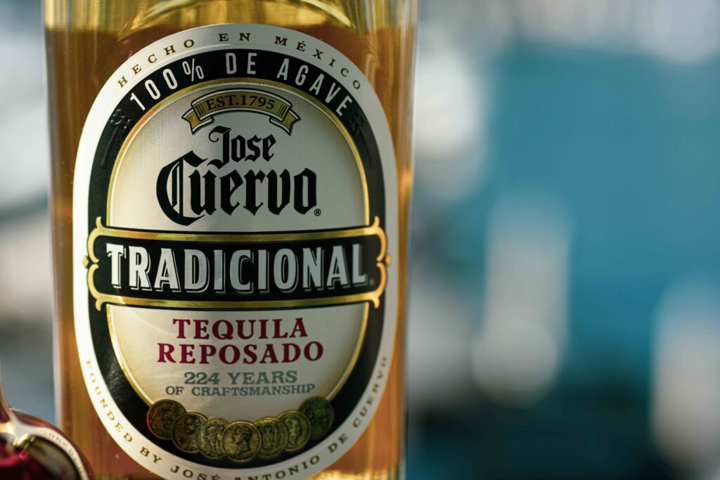 Vista profesional de fábrica de José Cuervo en Tequila reabriendo tras pausa estratégica por baja en consumo global
