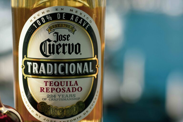 Vista profesional de fábrica de José Cuervo en Tequila reabriendo tras pausa estratégica por baja en consumo global