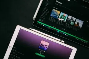 Persona usando Spotify para archivar recuerdos digitales con una automatización mexicana