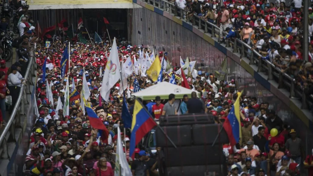 bancos de inversión consideran volver al mercado de bonos venezolanos tras repunte en precios de deuda