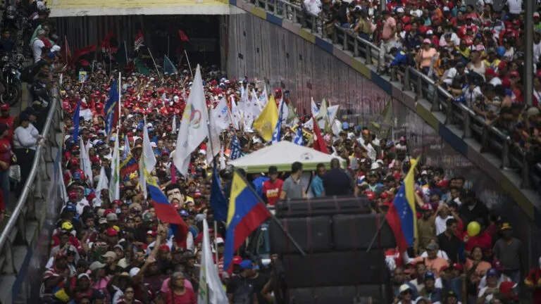 bancos de inversión consideran volver al mercado de bonos venezolanos tras repunte en precios de deuda