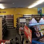 Interior de una tienda Blockbuster que simboliza el auge y la caída del modelo tradicional de renta de películas frente al streaming.