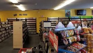 Interior de una tienda Blockbuster que simboliza el auge y la caída del modelo tradicional de renta de películas frente al streaming.