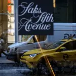 Saks Global se declara en bancarrota en Estados Unidos para reestructurar su deuda y mantener abiertas sus tiendas de lujo.