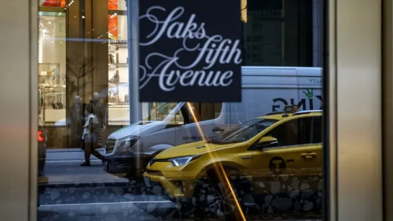 Saks Global se declara en bancarrota en Estados Unidos para reestructurar su deuda y mantener abiertas sus tiendas de lujo.