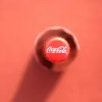 Equipo de Coca-Cola FEMSA en ambiente de trabajo colaborativo que refleja liderazgo y bienestar laboral en México