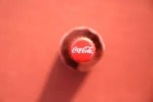 Equipo de Coca-Cola FEMSA en ambiente de trabajo colaborativo que refleja liderazgo y bienestar laboral en México