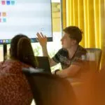 Reunión de equipo en empresa mexicana ilustrando comunicación interna efectiva y cultura corporativa positiva