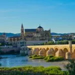 Oficinas de startups en Córdoba con jóvenes emprendedores trabajando en laptops, reflejando innovación y crecimiento empresarial