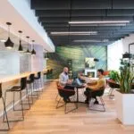 Profesionales colaborando en un coworking moderno en Argentina, símbolo de la nueva cultura empresarial