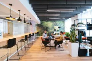 Profesionales colaborando en un coworking moderno en Argentina, símbolo de la nueva cultura empresarial