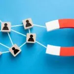 Dueños de pequeñas empresas y colaboradores trabajando juntos para retener talento y fortalecer cultura laboral