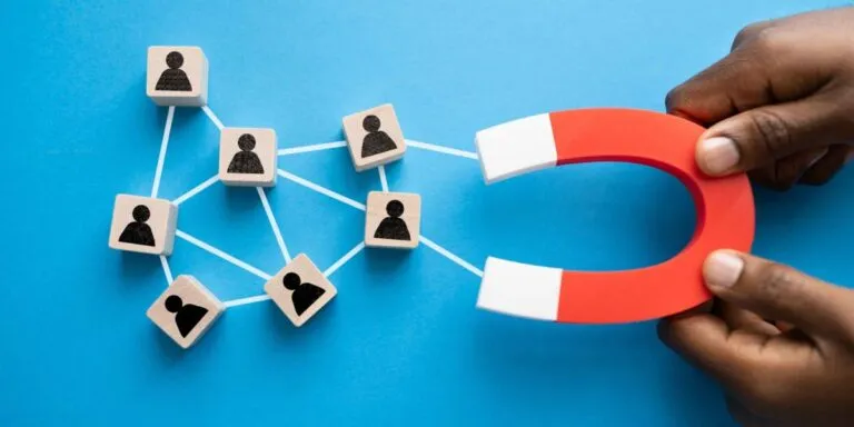 Dueños de pequeñas empresas y colaboradores trabajando juntos para retener talento y fortalecer cultura laboral