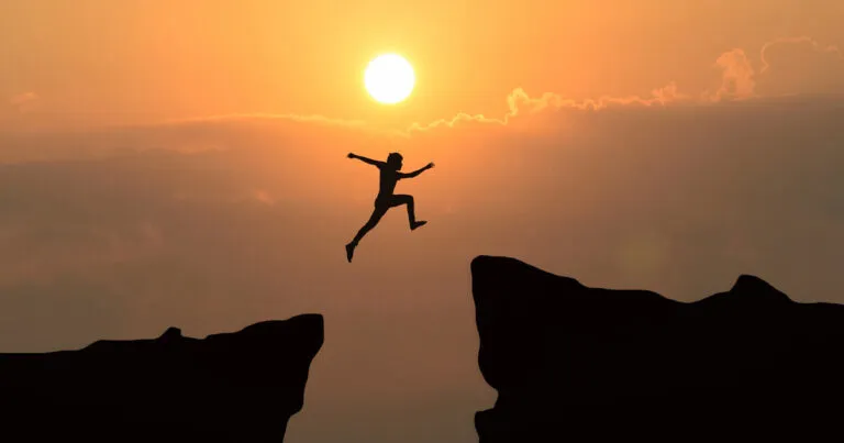 Empresarios analizando tendencias y estrategias que convierten disrupción empresarial en ventajas competitivas