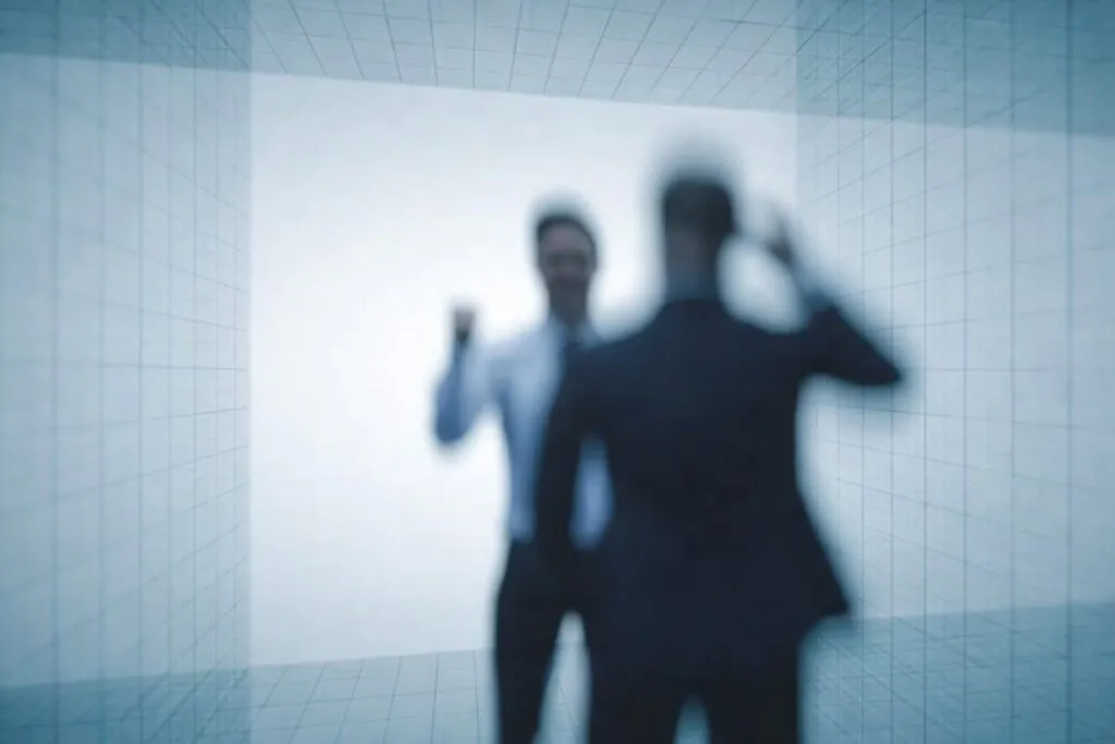 Imagen editorial fotorealista de dos figuras humanas en conflicto dentro de un entorno de oficina moderna, simbolizando la violencia en el trabajo