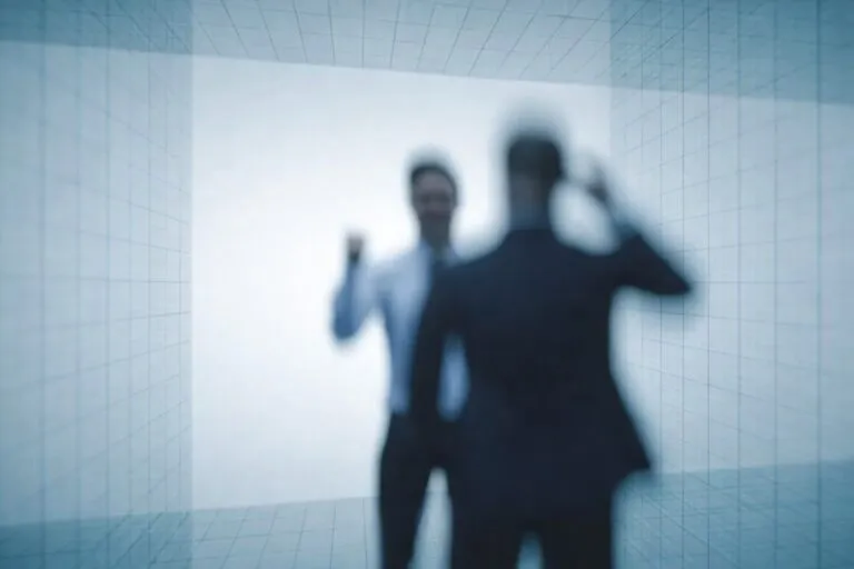 Imagen editorial fotorealista de dos figuras humanas en conflicto dentro de un entorno de oficina moderna, simbolizando la violencia en el trabajo