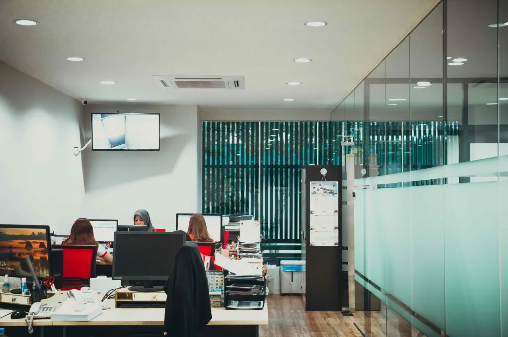 Trabajadores vietnamitas en entornos laborales positivos, con beneficios sociales y empleo formal para desarrollo sostenible