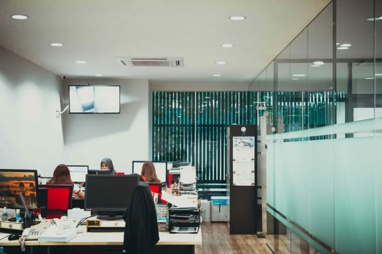 Trabajadores vietnamitas en entornos laborales positivos, con beneficios sociales y empleo formal para desarrollo sostenible