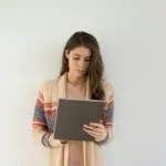 Psicóloga colombiana en ambiente institucional, representando oportunidades laborales en el sector público