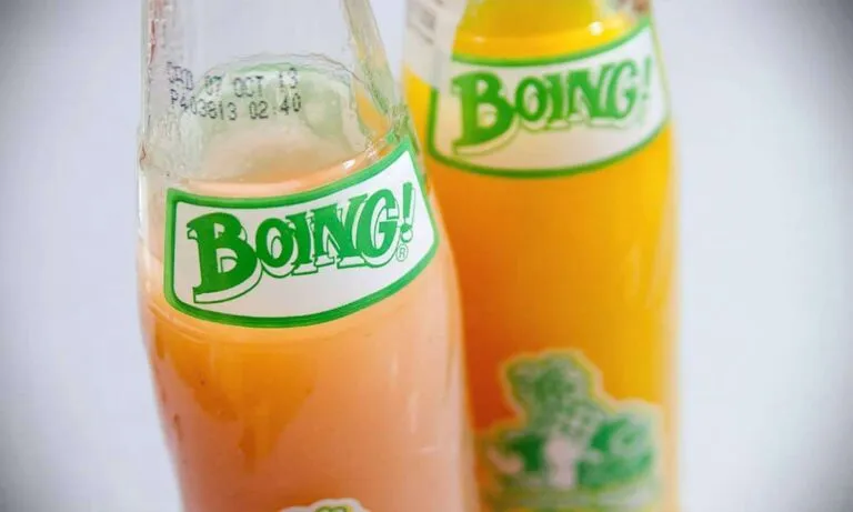 Oficiales de Boeing en reunión estratégica, representando cultura de rendimiento para mejorar flujo de efectivo y resultados operativos