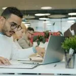 Personas trabajando juntas en una oficina que refleja transformación de la cultura empresarial