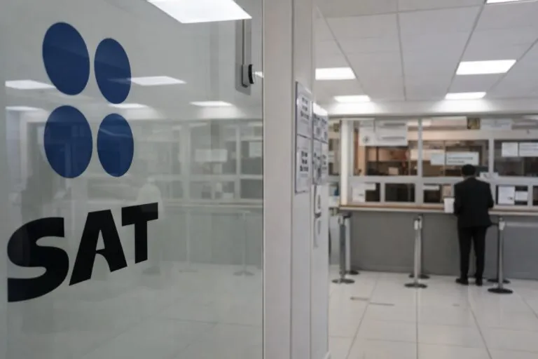 Interior de oficinas del SAT en México con enfoque en fiscalización a giros empresariales