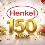 Colaboradores de Henkel en sede corporativa moderna celebrando 150 años de innovación y cultura empresarial