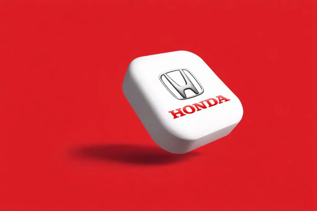 Logotipo flotante de Honda sobre fondo rojo, símbolo del impulso al talento industrial automotriz en Guanajuato
