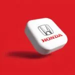 Logotipo flotante de Honda sobre fondo rojo, símbolo del impulso al talento industrial automotriz en Guanajuato