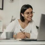 Jóvenes profesionistas mexicanos trabajando desde casa, reflejando el auge del home office